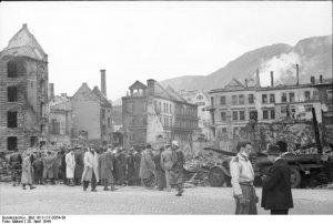 Bundesarchiv_Bild_101I-117-0354-39,_Norwegen,_Bergen,_beschädigte_Gebäude.jpg