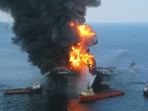 Deepwater_Horizon_offshore_drilling_unit_on_fire_2010.jpg