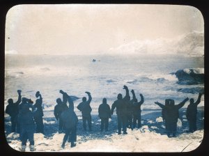 1280px-Elephant_Island_party_waving_goodbye_to_James_Caird_state_library_nsw_a423041h.jpg