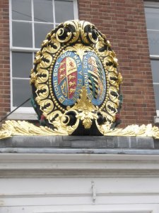 Coat_of_arms_at_Portsmouth_Dockyard,_Hampshire.jpg