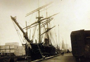 1280px-Royal_Navy_ship_Pelican_owned_by_Hudson_Bay_Company,_New_York_(30238965581).jpg