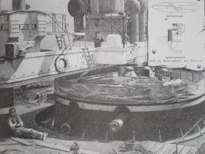 HMS_Inflexible_Geschützturm.JPG