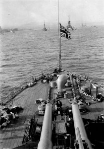 Aft_12-inch_guns_of_HMS_Russell_at_the_Quebec_Tercentenary_1908_LAC_3361853.jpg