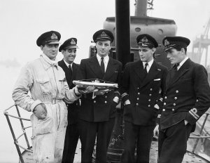 1024px-The_officers_of_HM_Submarine_SERAPH_on_her_return_to_Portsmouth_after_operations_in_the...jpg