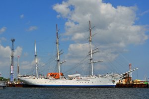 1280px-Stralsund,_Hafen_(2013-06-15),_by_Klugschnacker_in_Wikipedia_(3).JPG