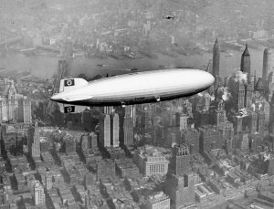 Hindenburg_over_New_York_1937.jpg