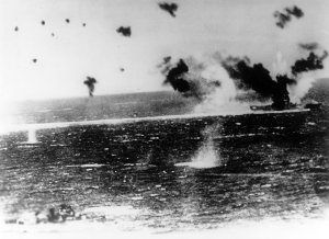 1280px-USS_Lexington_(CV-2)_under_air_attack_during_the_Battle_of_the_Coral_Sea,_8_May_1942_(N...jpg