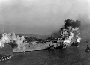 USS_Lexington_(CV-2)_with_tugs_in_January_1928.jpg