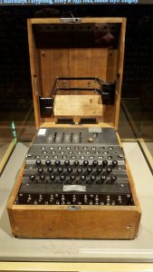 800px-Muzeum_2_Wojny_Swiatowej_Gdansk_Enigma_cipher_machine.jpg