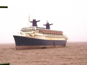 1280px-SS_France_in_its_avatar_of_Blue_Lady_awaits_the_ship_breakers_at_Alang,_August,_2007.jpg