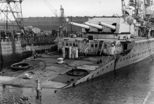 Bundesarchiv_Bild_101II-MN-1038-06,_Kiel,_Schwerer_Kreuzer__Lützow_.jpg