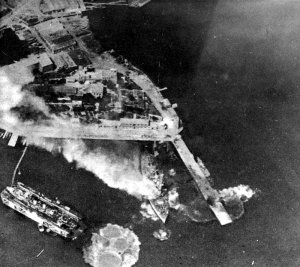 Greek_ships_under_air_attack_in_April_1941.jpg