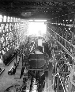 USS_Squalus_(SS-192)_under_construction,_January_1938.jpg