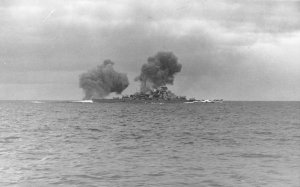 Bundesarchiv_Bild_146-1984-055-13,_Schlachtschiff_Bismarck,_Seegefecht.jpg