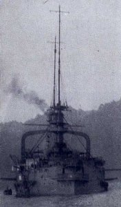 HMS_Triumph_(1903)_firing_at_Tsingtao_October_1914.jpg
