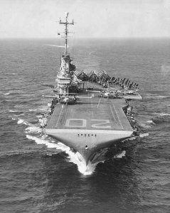 Bow_view_of_USS_Bennington_(CVA-20),_circa_in_1956.jpg