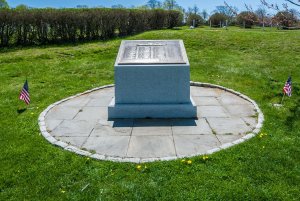 USS_Bennington_Memorial,_Fort_Adams_State_Park,_Newport,_Rhode_Island-wide_view.jpg