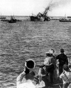 HMS_Majestic_sinking_27_May_1915.jpg