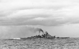 Bundesarchiv_Bild_146-1984-055-14,_Schlachtschiff_Bismarck,_nach_Seegefecht.jpg