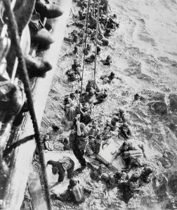 800px-HMS_Dorsetshire_Bismarck_survivors.jpg