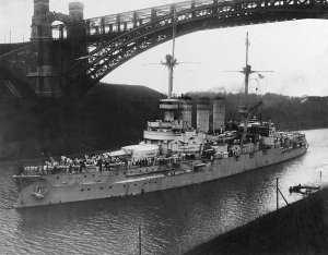 1024px-German_battleship_SMS_Lothringen_underway_in_the_Kiel_Canal_(NH_46821).jpg