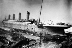 1280px-Titanic_under_construction.jpg