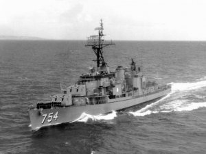 USS_Frank_E._Evans_(DD-754)_at_sea,_April_1963.jpg