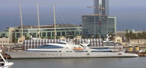 1920px-Yas_yacht_in_Barcelona_port.jpg