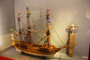 Buckler's_Hard_Maritime_Museum_16_-_HMS_Euralus_model.jpg