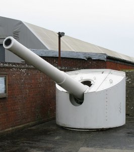 800px-6_inch_gun_from_HMS_Calypso.jpg