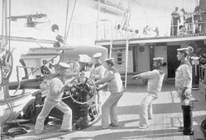 HMS_Calliope_5-inch_gun_training.jpg