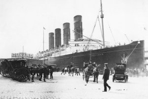 Lusitania_arriving_in_New_York_4.jpg