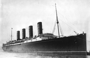 1280px-RMS_Lusitania_coming_into_port,_possibly_in_New_York,_1907-13-crop.jpg