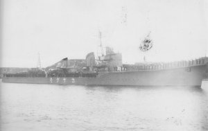 Japanese_destroyer_Kazagumo_on_28_March_1942.jpg