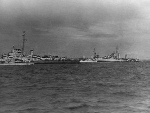 USS_Glennon_(DD-620)_and_USS_Rich_(DE-695)_mined_off_Normandy_in_June_1944.jpg