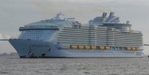 1920px-SymphonyOfTheSeas_(cropped)_02.jpg