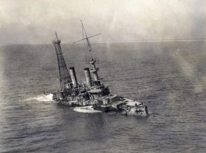 USS_Massachusetts_(BB-2)_sinking_1921.jpg