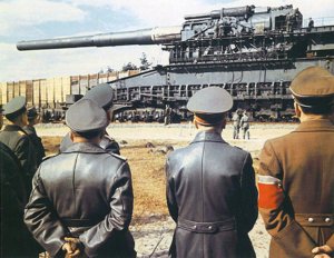 1024px-Hitler-gustav-railway-gun.jpg